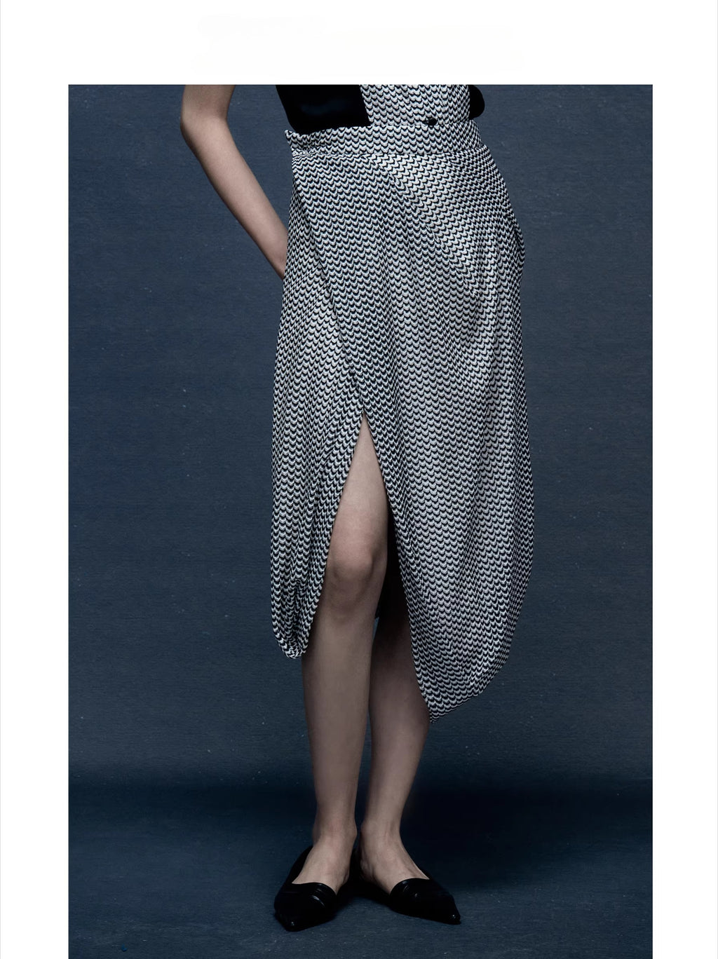 Water Ripple Design Skirt with Asymmetric Slit